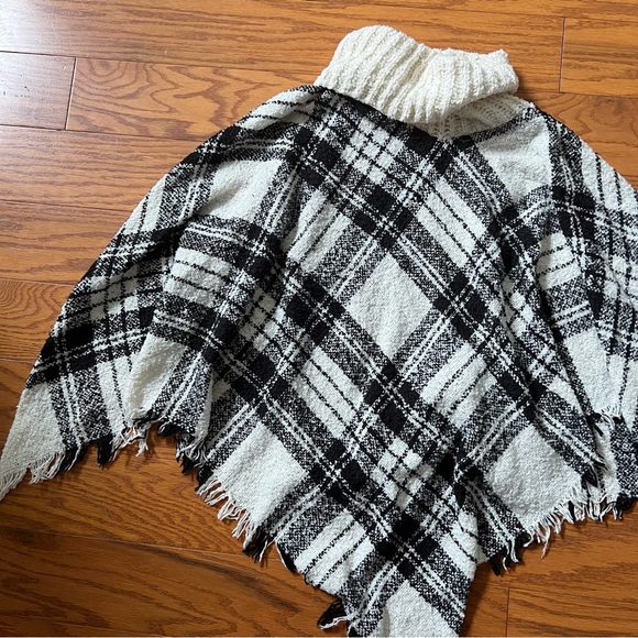 Plaid Turtleneck Poncho Sweater - Black and White size large - extra large l- xl - Picture 8 of 11